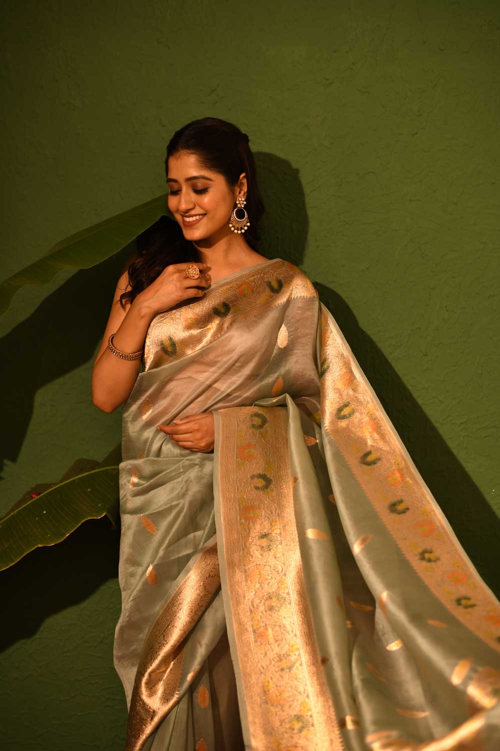 Light Grey Pure Kora Organza Banarasi Handloom Silk Saree With Kadhua Boota And Border In Gold Zari And Meenakari Work Light Grey Pure Kora Organza Banarasi Handloom Silk Saree With Kadhua Boota And Border In Gold Zari And Meenakari Work