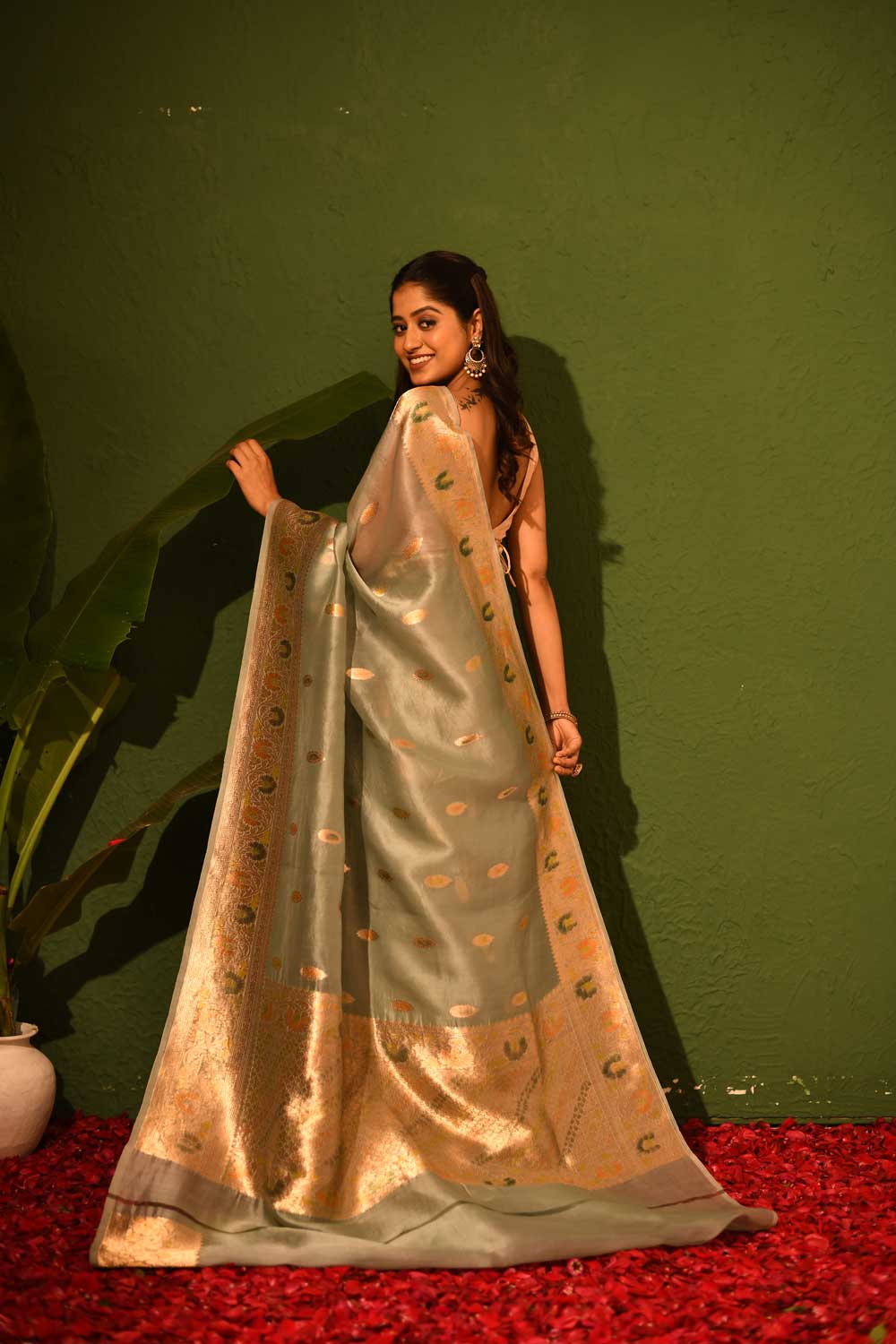 Light Grey Pure Kora Organza Banarasi Handloom Silk Saree With Kadhua Boota And Border In Gold Zari And Meenakari Work Light Grey Pure Kora Organza Banarasi Handloom Silk Saree With Kadhua Boota And Border In Gold Zari And Meenakari Work