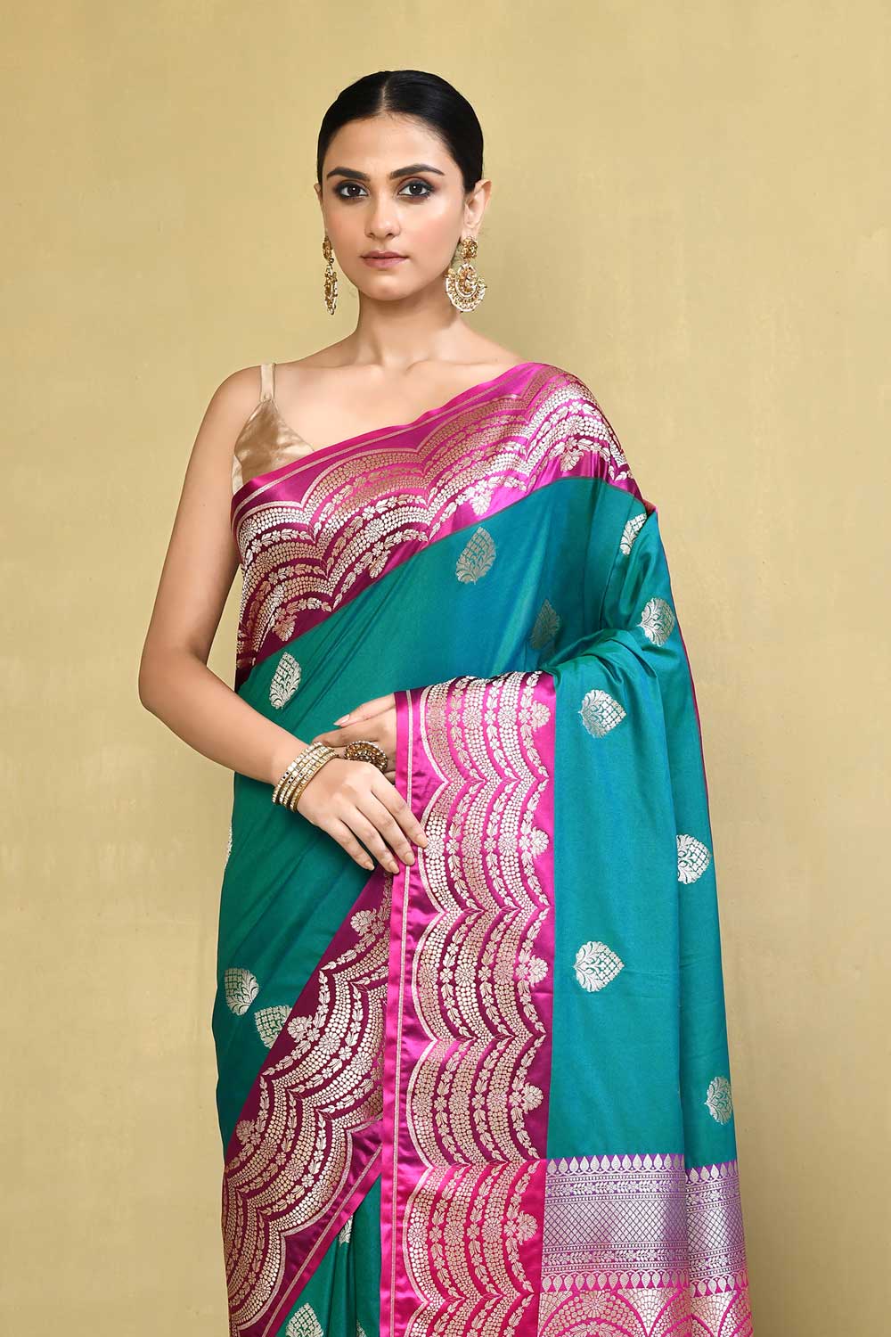Blue And Green Banarasi Handloom Saree With Contrast Scalloped Border Blue And Green Banarasi Handloom Saree With Contrast Scalloped Border