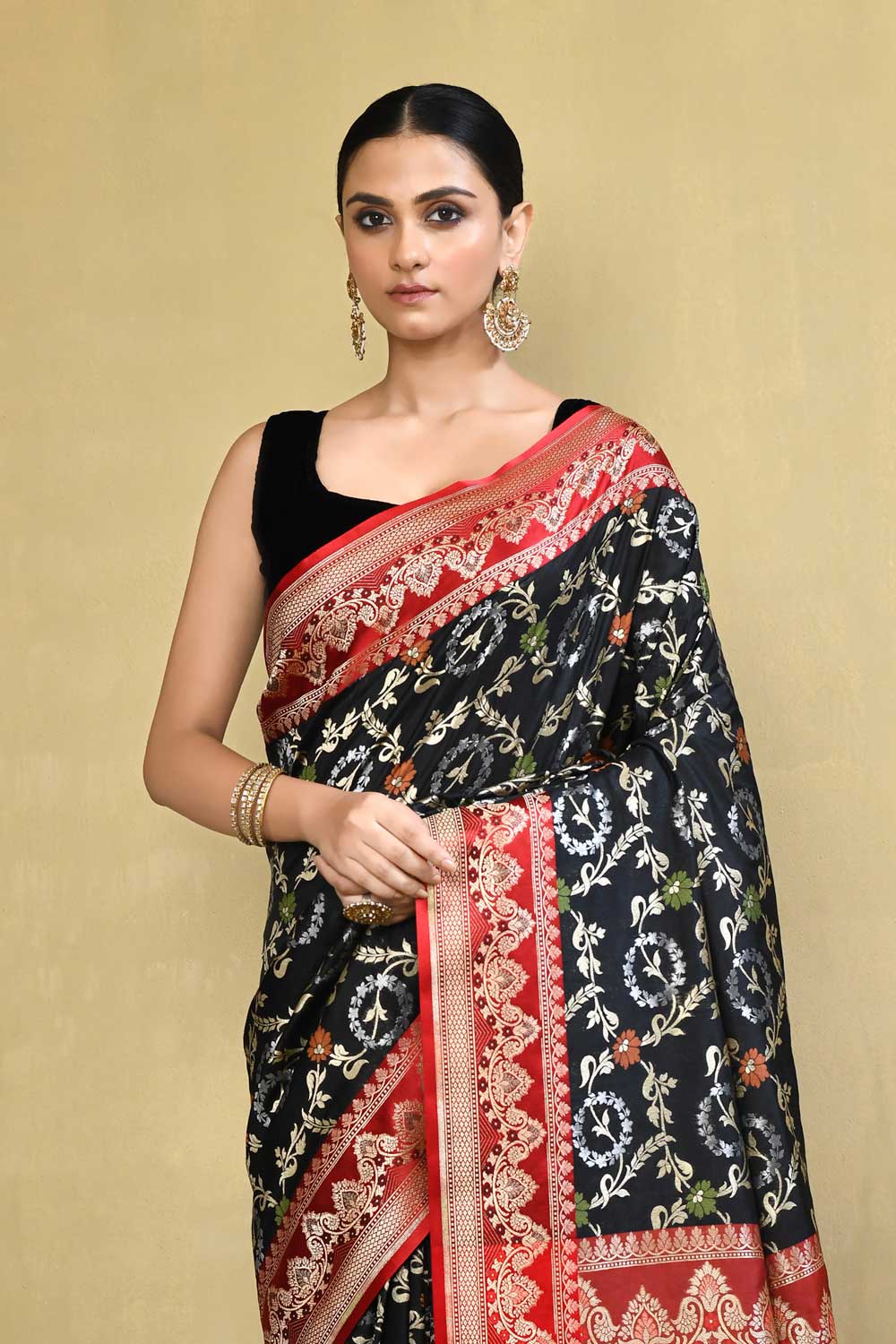 Black - Red Banarasi Handloom Saree with Contrast Meenakari Border Black - Red Banarasi Handloom Saree with Contrast Meenakari Border