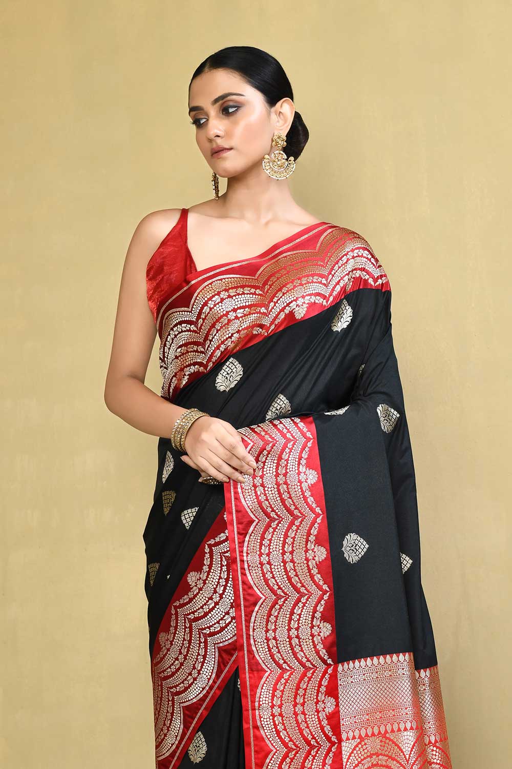Black And Red Saree With Contrast Scalloped Border Black And Red Saree With Contrast Scalloped Border