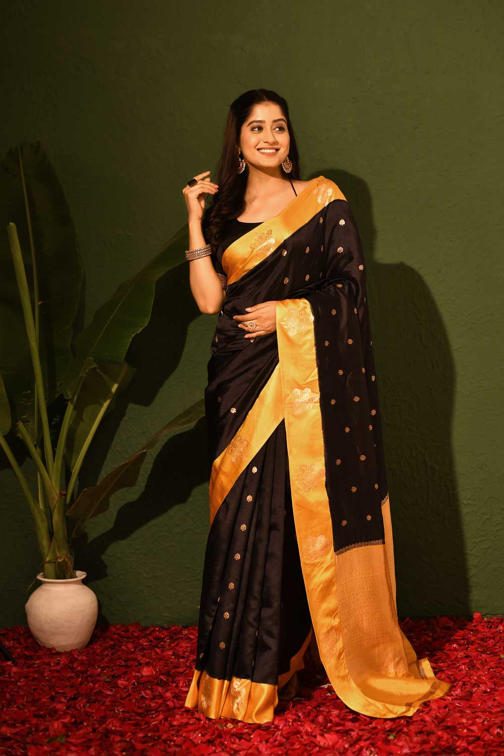 Black Pure Katan Silk Banarasi Handloom Saree With Contrast Kadhua Border Black Pure Katan Silk Banarasi Handloom Saree With Contrast Kadhua Border