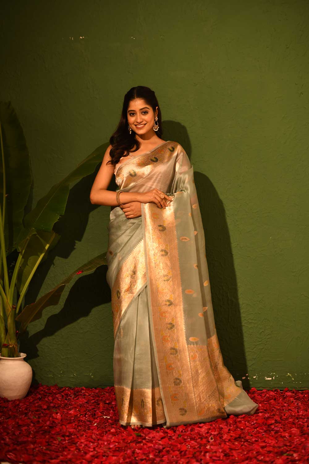 Light Grey Pure Kora Organza Banarasi Handloom Silk Saree With Kadhua Boota And Border In Gold Zari And Meenakari Work Light Grey Pure Kora Organza Banarasi Handloom Silk Saree With Kadhua Boota And Border In Gold Zari And Meenakari Work