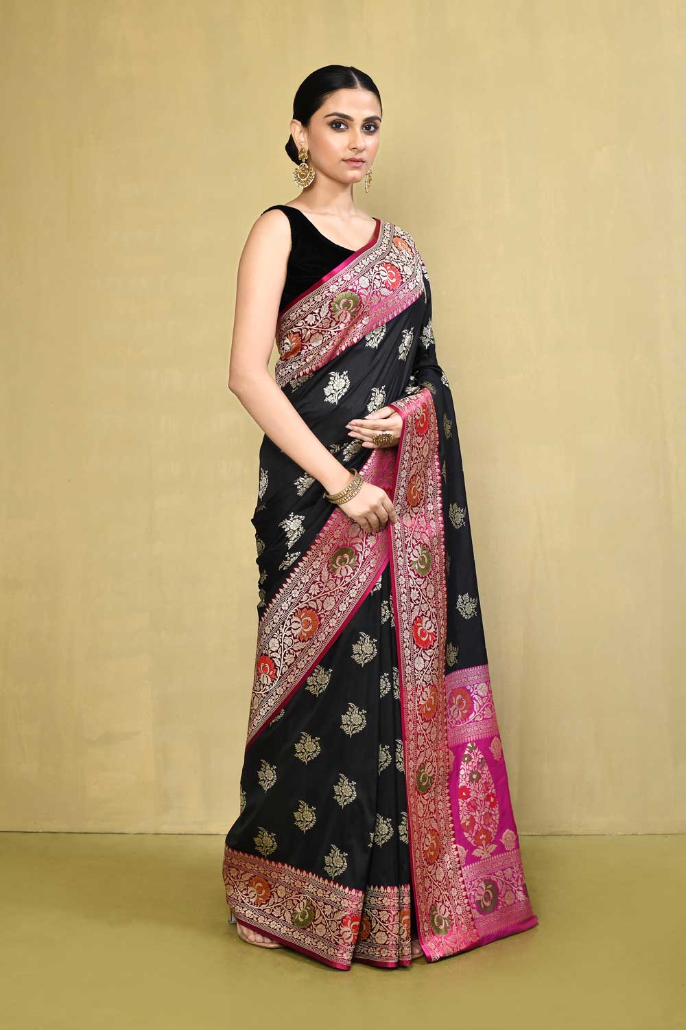 Black - Magenta Banarasi Handloom Saree with Contrast Meenakari Border Black - Magenta Banarasi Handloom Saree with Contrast Meenakari Border