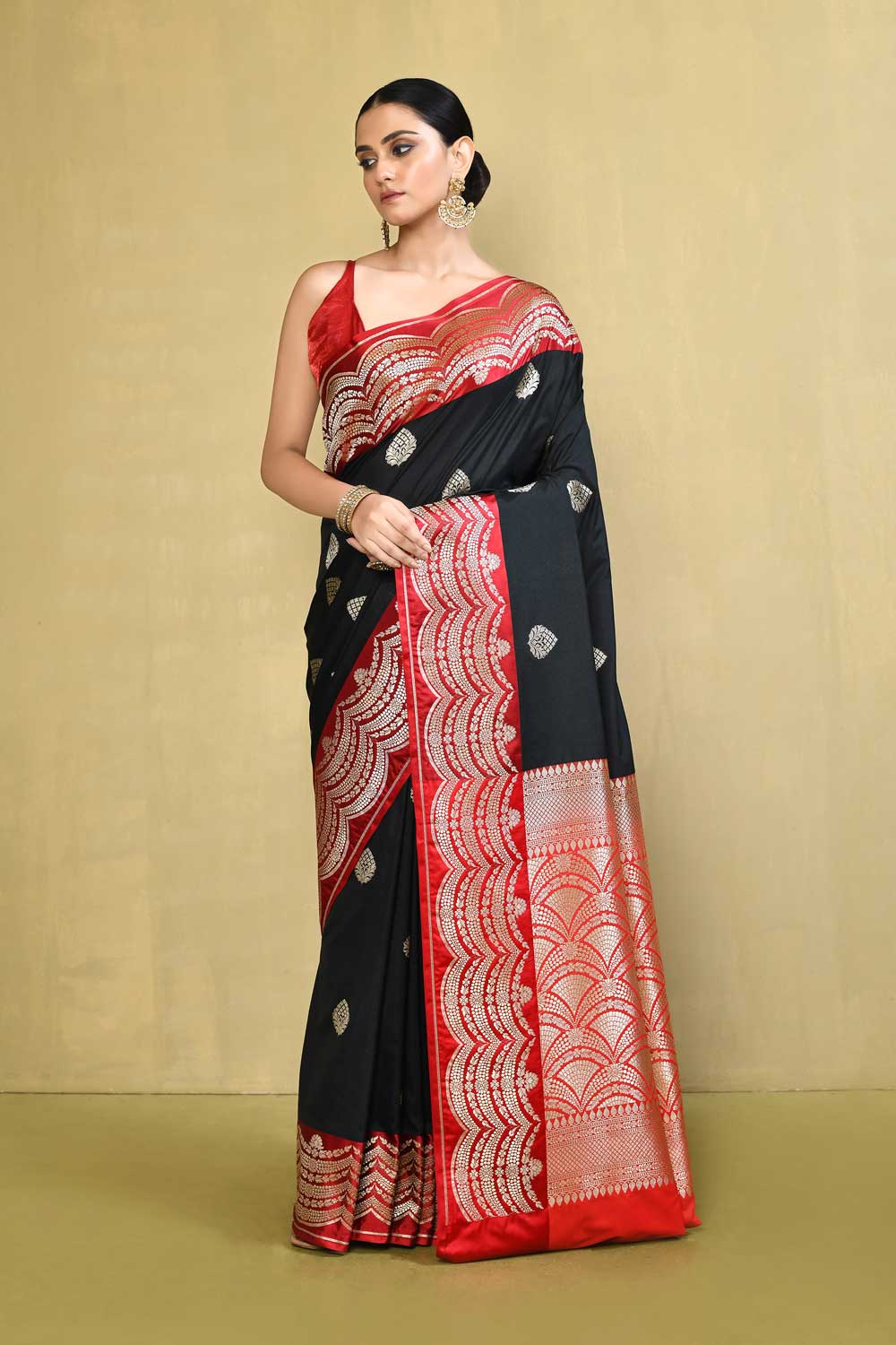 Black And Red Banarasi Handloom Saree With Contrast Scalloped Border Black And Red Banarasi Handloom Saree With Contrast Scalloped Border