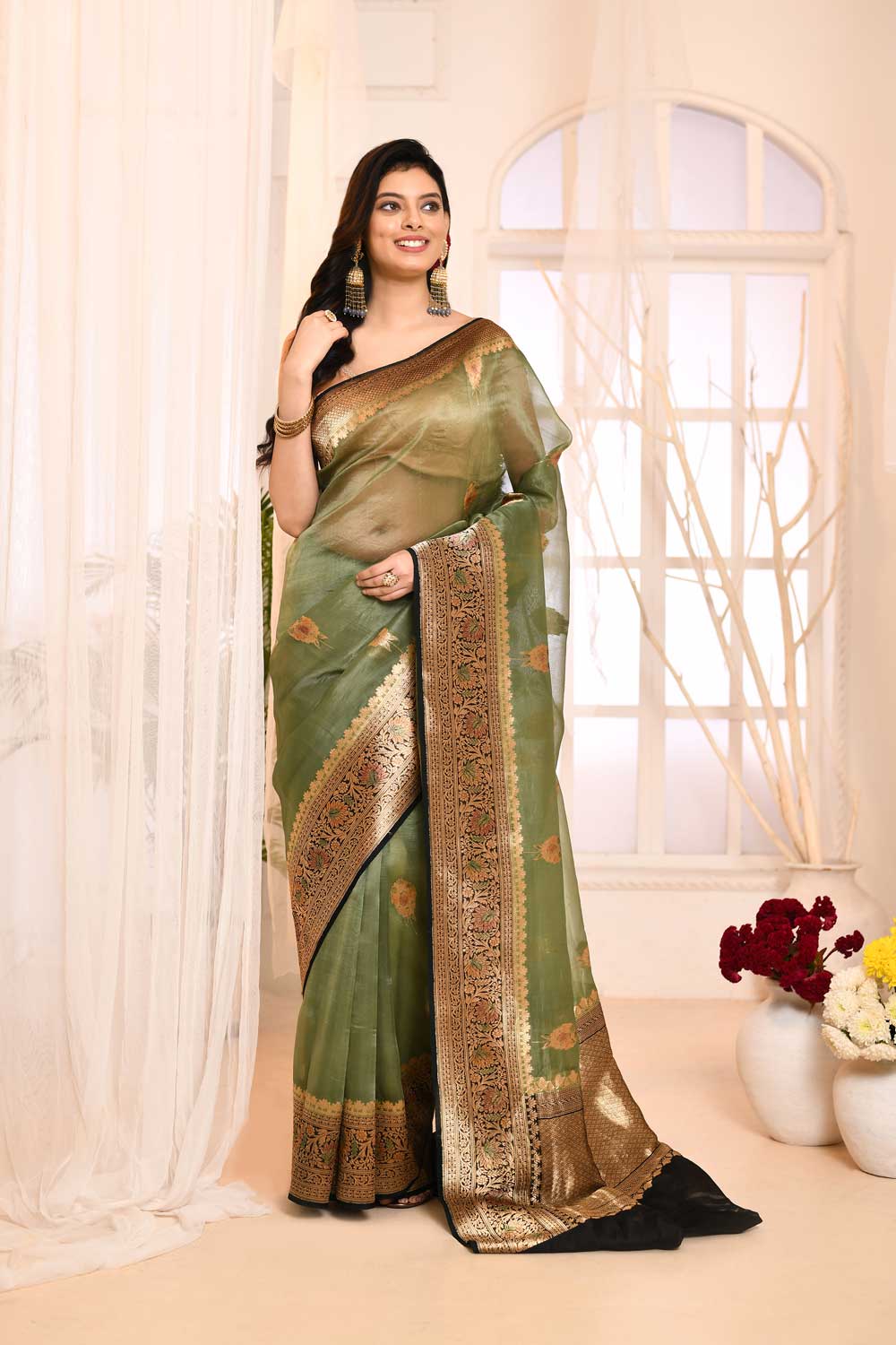 Olive Green Pure Kora Organza Banarasi Handloom Saree With Contrast Border Olive Green Pure Kora Organza Banarasi Handloom Saree With Contrast Border