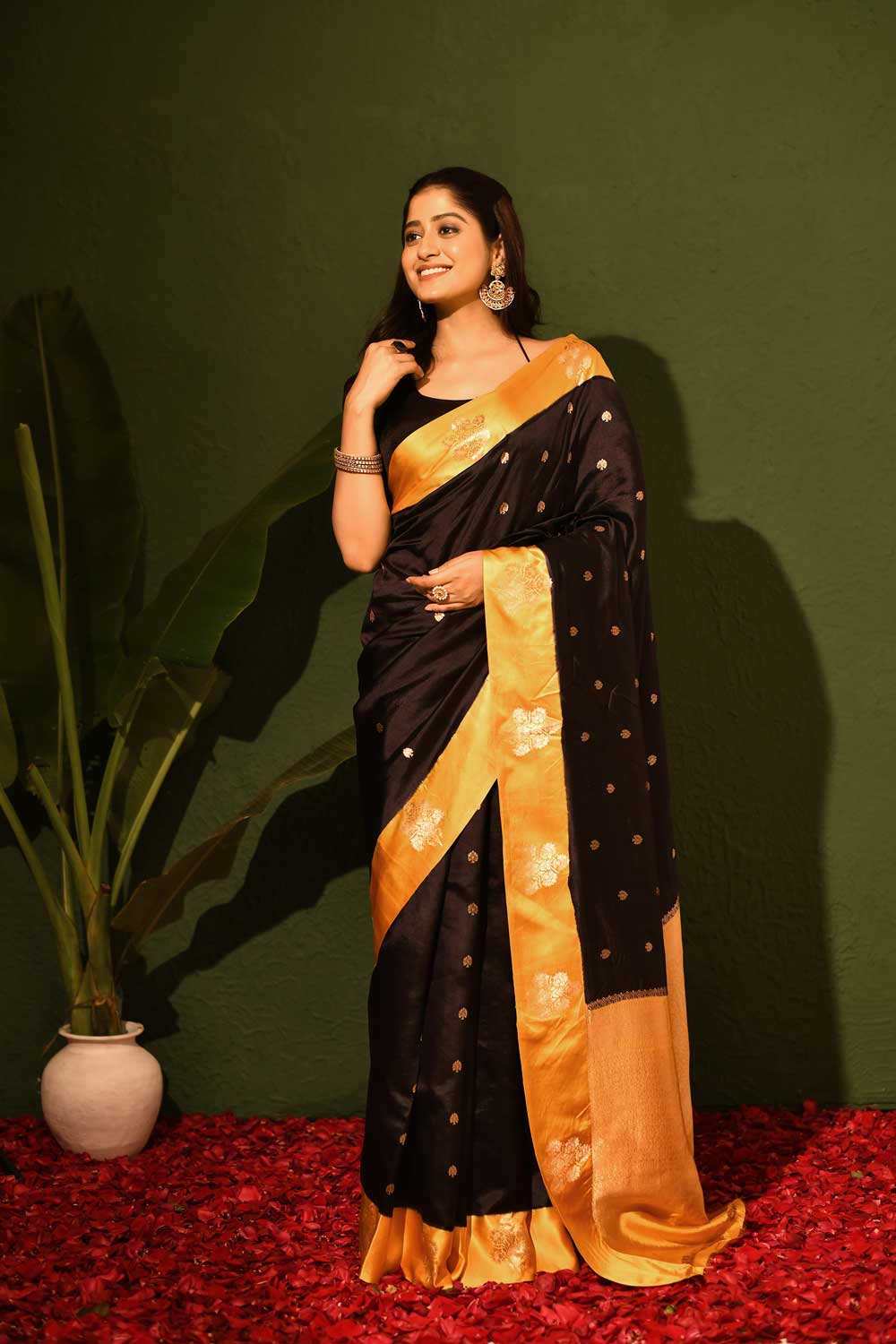 Black Saree With Contrast Kadhua Border Black Saree With Contrast Kadhua Border