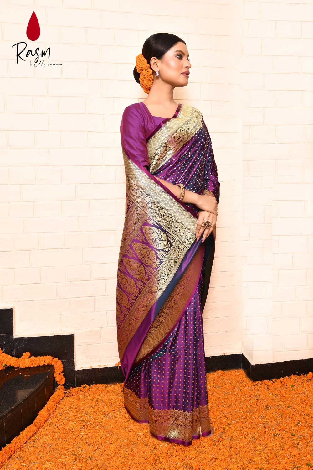 Tanchoi Banarasi Handloom Saree With Handwoven Booti Tanchoi Banarasi Handloom Saree With Handwoven Booti
