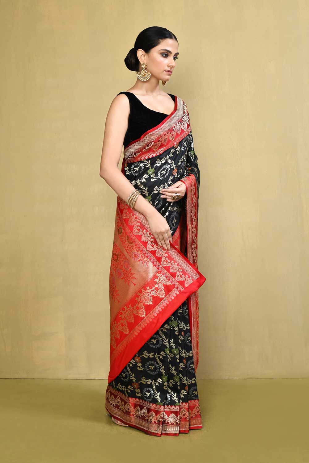 Black - Red Banarasi Handloom Saree with Contrast Meenakari Border Black - Red Banarasi Handloom Saree with Contrast Meenakari Border