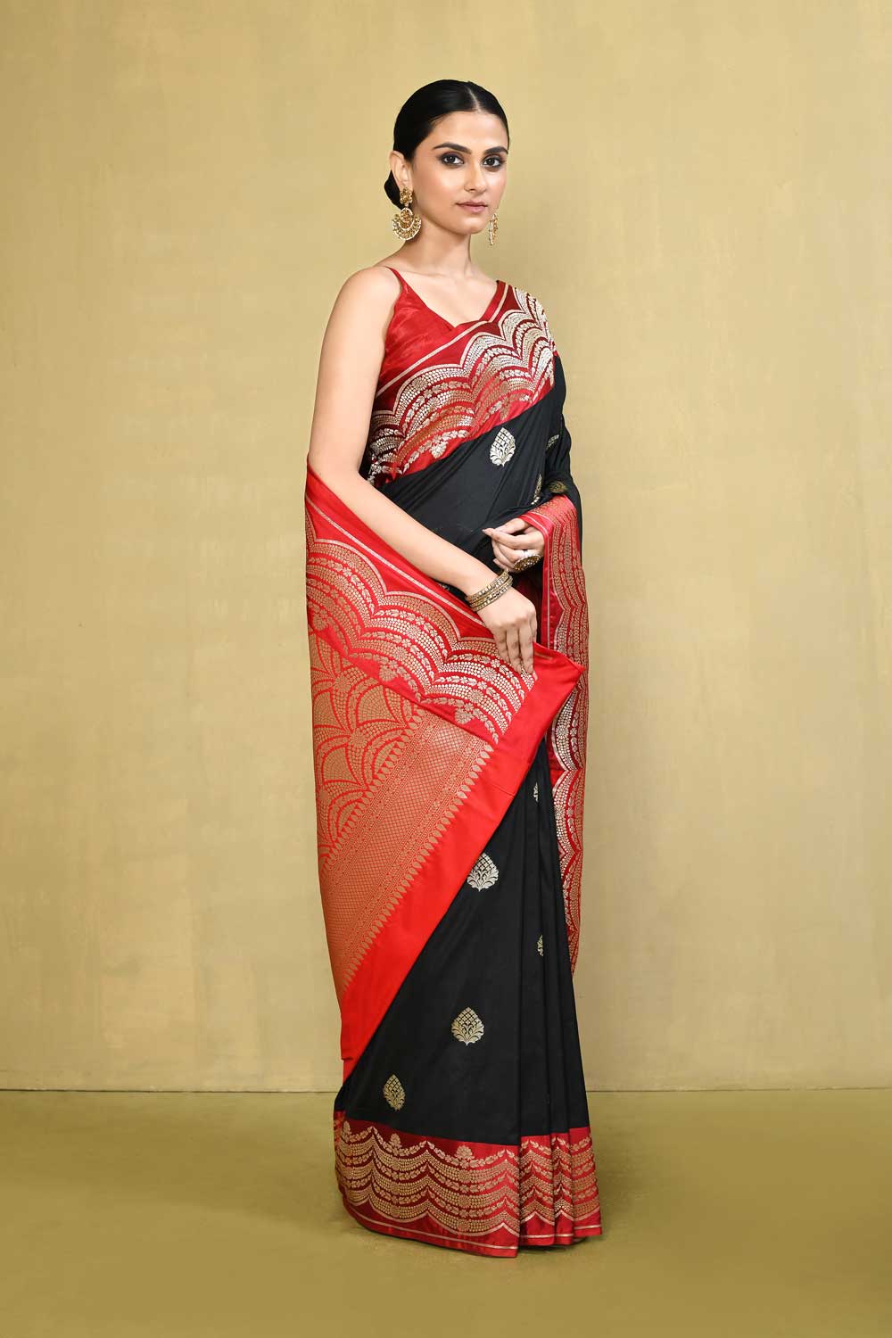 Black And Red Banarasi Saree With Contrast Scalloped Border Black And Red Banarasi Saree With Contrast Scalloped Border