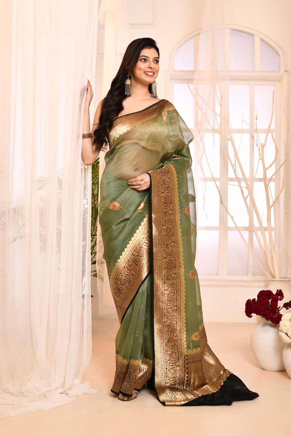 Olive Green Pure Kora Organza Banarasi Handloom Saree With Contrast Border Olive Green Pure Kora Organza Banarasi Handloom Saree With Contrast Border