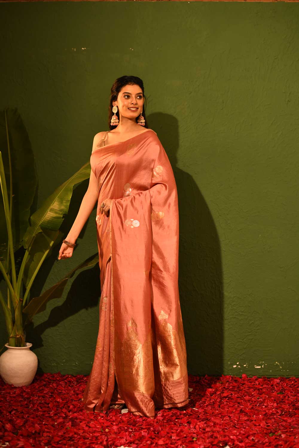 Rose Gold Pink Pure Katan Chiniya Silk Handloom Saree With Zari Border And Kadhua Ropa Sona Boota Rose Gold Pink Pure Katan Chiniya Silk Handloom Saree With Zari Border And Kadhua Ropa Sona Boota