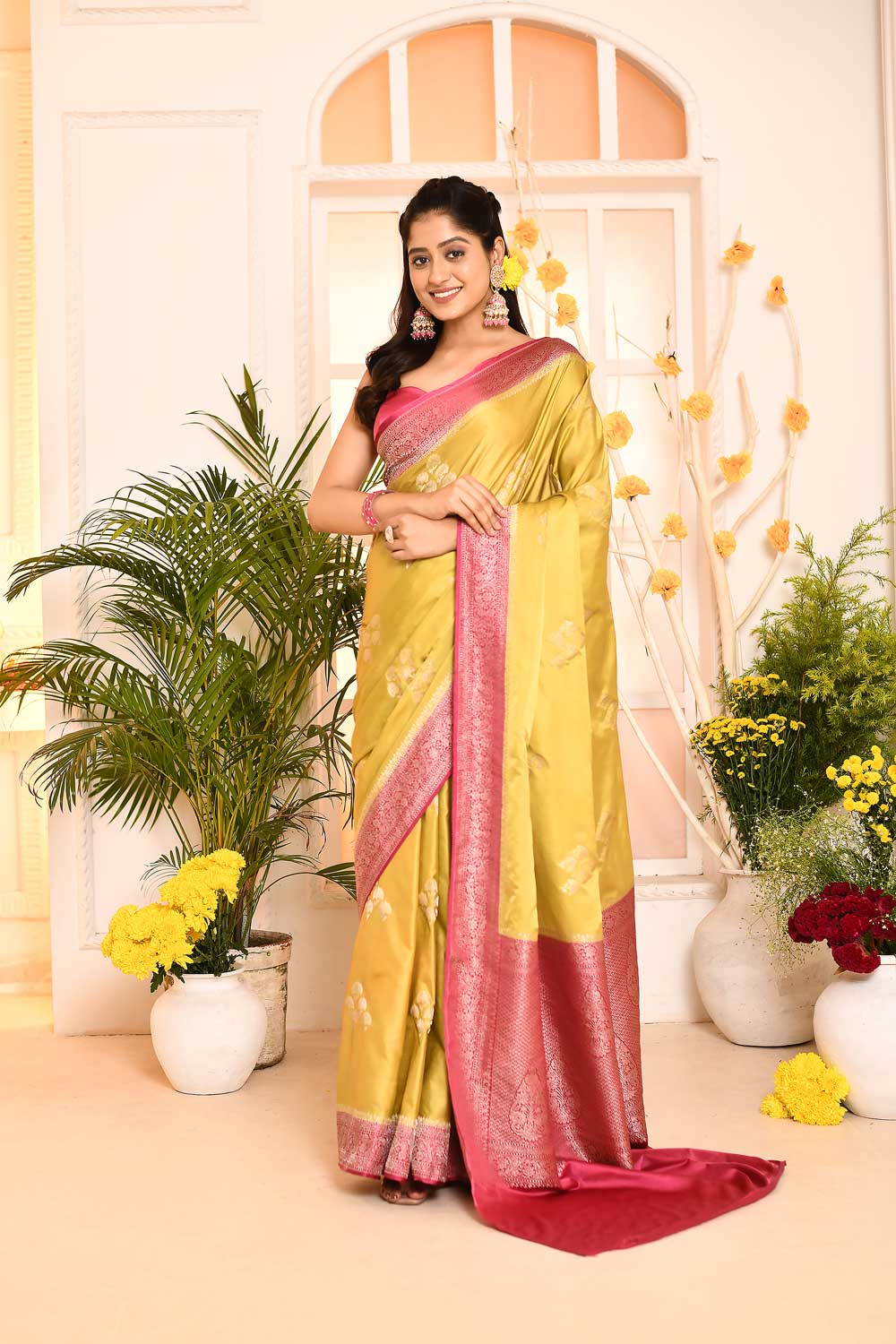 Pink Mushroo Satin Banarasi Handloom Saree With contrast Blouse and contrast border Pink Mushroo Satin Banarasi Handloom Saree With contrast Blouse and contrast border