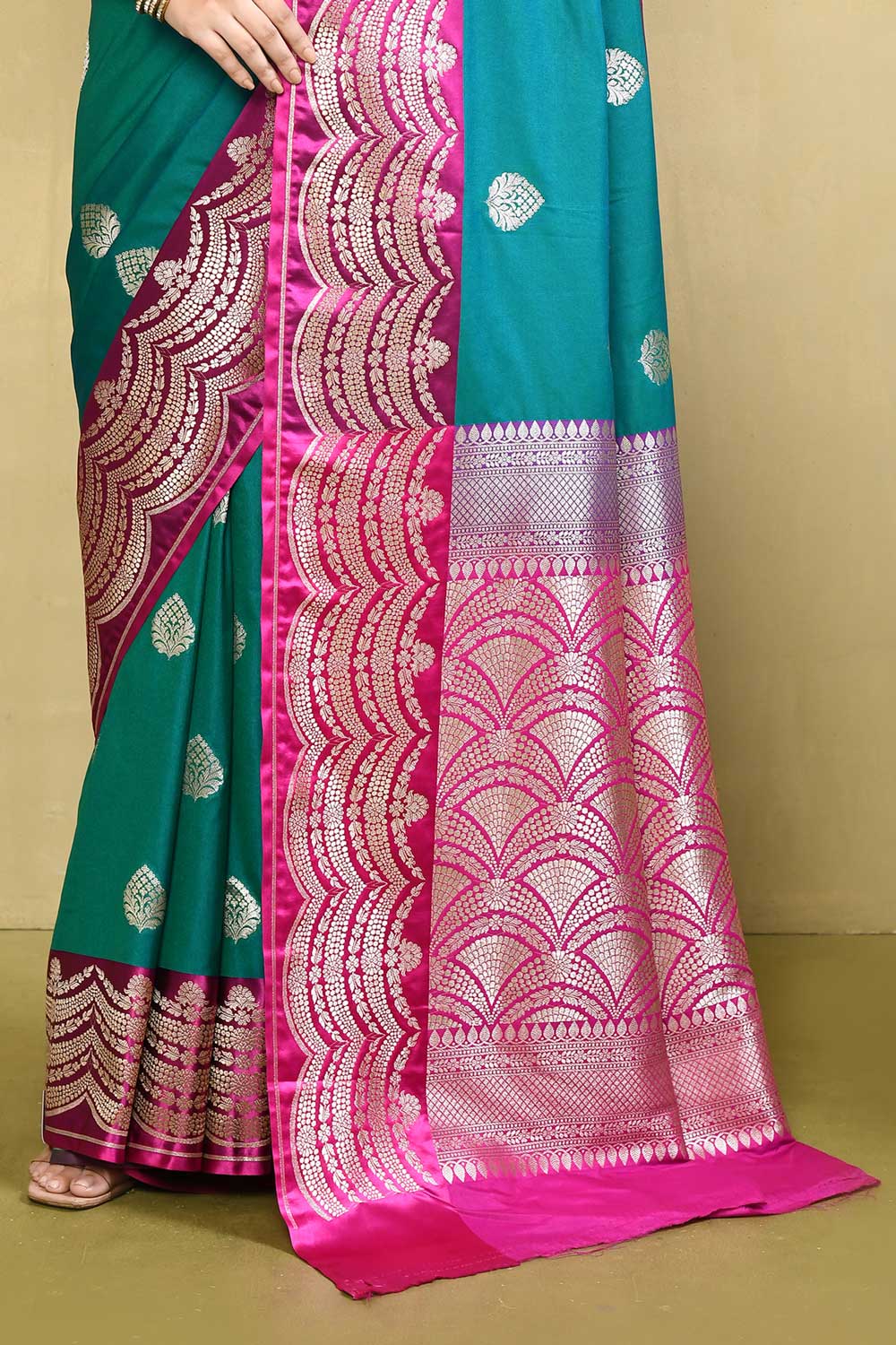 Saree With Contrast Scalloped Border With Blouse Saree With Contrast Scalloped Border With Blouse