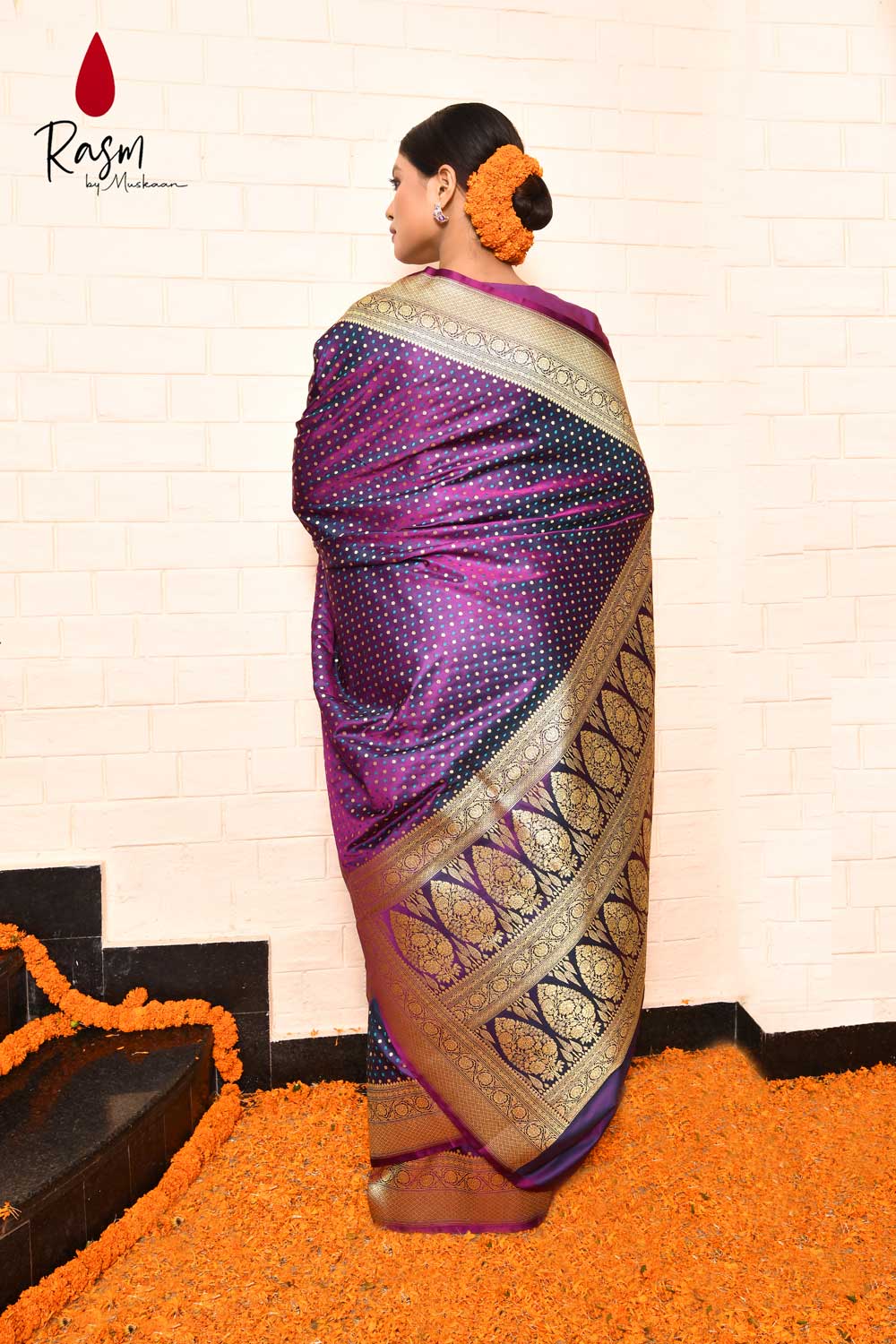 Tanchoi Banarasi Handloom Saree With Handwoven Booti Tanchoi Banarasi Handloom Saree With Handwoven Booti