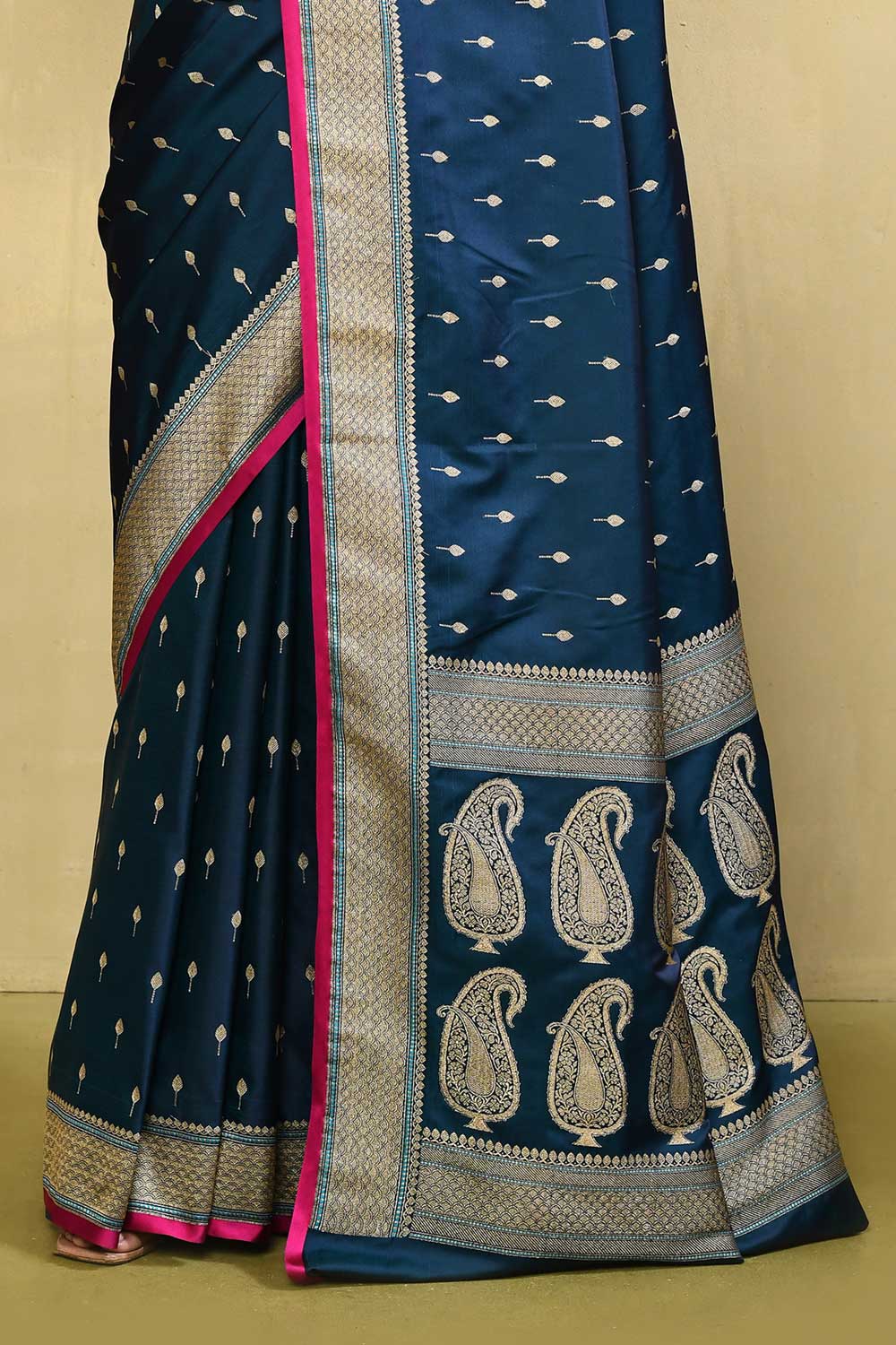 Banarasi Handloom Saree With Blouse Banarasi Handloom Saree With Blouse