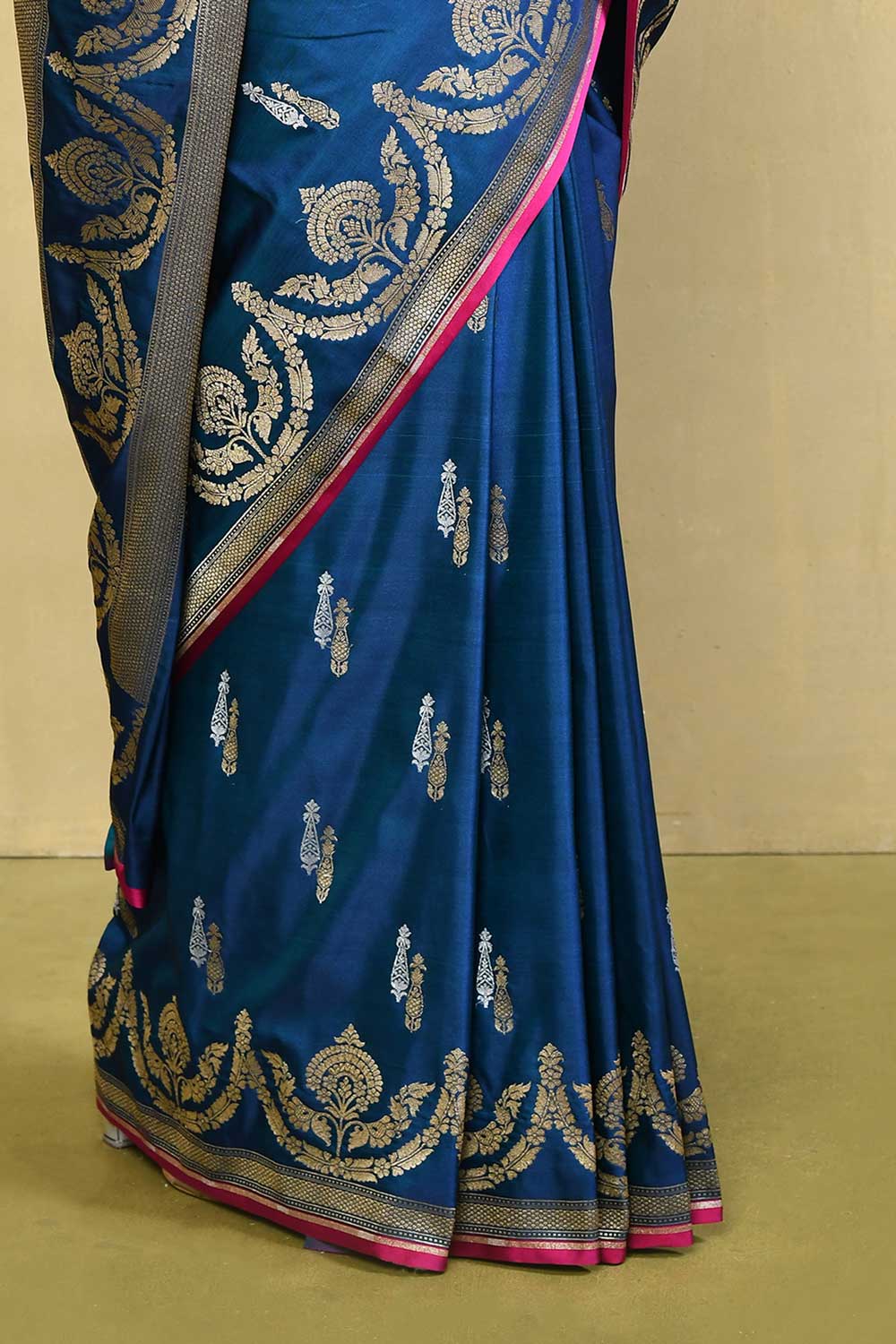 Blue Banarasi Handloom Saree With Blouse Blue Banarasi Handloom Saree With Blouse