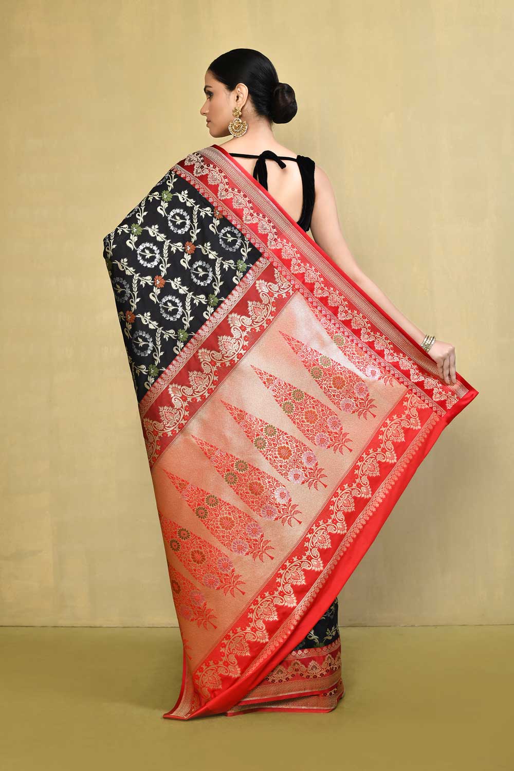 Black - Red Banarasi Handloom Saree with Contrast Meenakari Border Black - Red Banarasi Handloom Saree with Contrast Meenakari Border