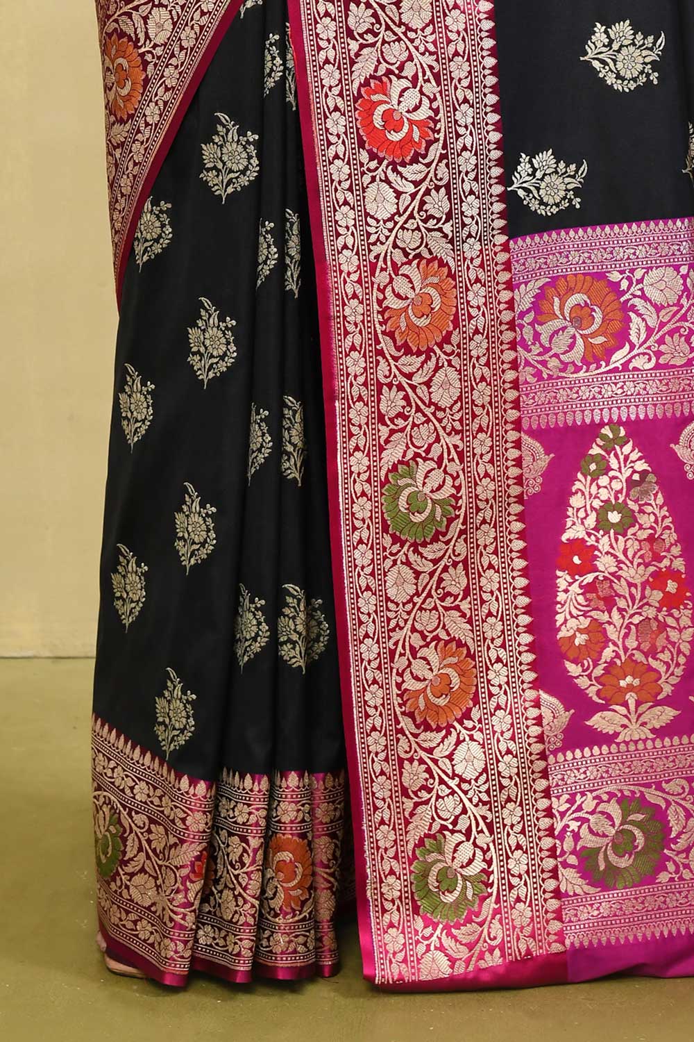 Black - Magenta Banarasi Handloom Saree with Contrast Meenakari Border Black - Magenta Banarasi Handloom Saree with Contrast Meenakari Border