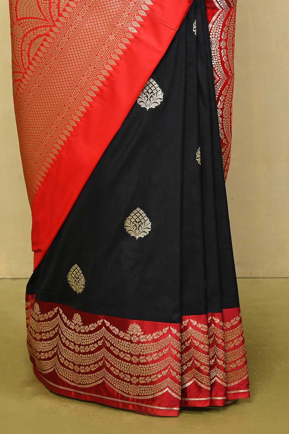 Banarasi Handloom Saree With Contrast Scalloped Border Banarasi Handloom Saree With Contrast Scalloped Border