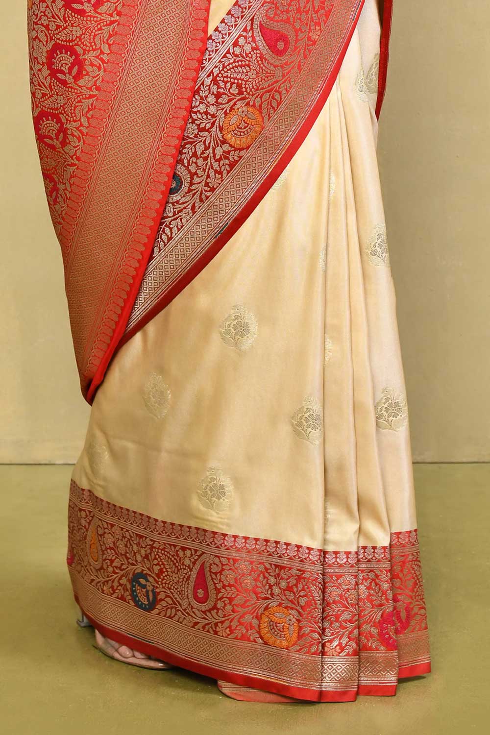 Banarasi Handloom Saree With Contrast Meenakari Border Banarasi Handloom Saree With Contrast Meenakari Border