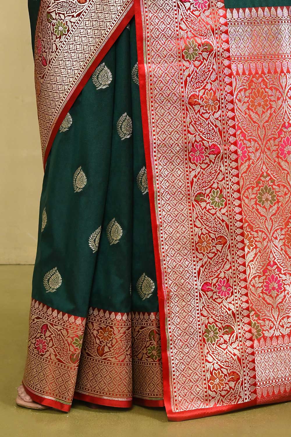 Bottle Green - Red Banarasi Handloom Saree With Blouse Bottle Green - Red Banarasi Handloom Saree With Blouse