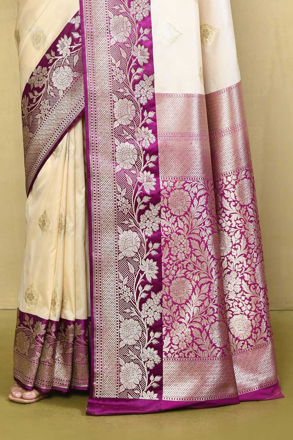 Off-White & Purple Banarasi Handloom Saree, Contrasting Border Off-White & Purple Banarasi Handloom Saree, Contrasting Border