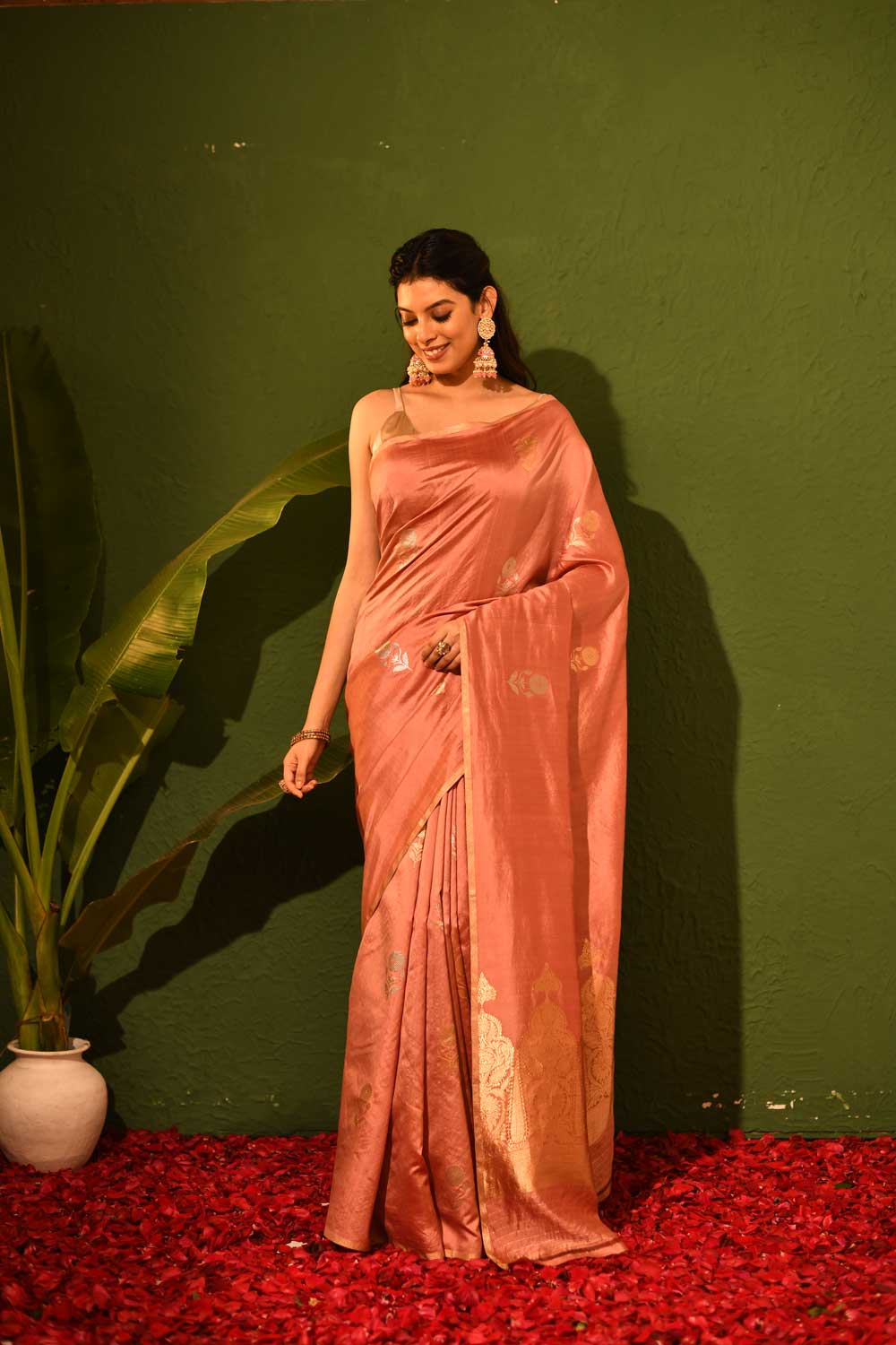 Rose Gold Pink Pure Katan Chiniya Silk Banarasi Handloom Saree With Kadhua Ropa Sona Boota Rose Gold Pink Pure Katan Chiniya Silk Banarasi Handloom Saree With Kadhua Ropa Sona Boota