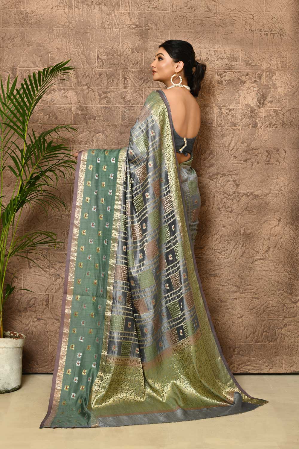 Silk Banarasi Handloom Saree With Meekari Shikargah Border Silk Banarasi Handloom Saree With Meekari Shikargah Border