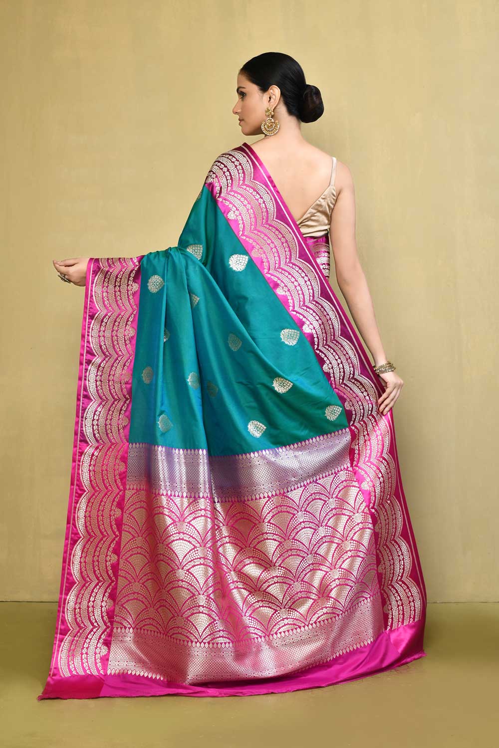 Handloom Saree With Contrast Scalloped Border Handloom Saree With Contrast Scalloped Border