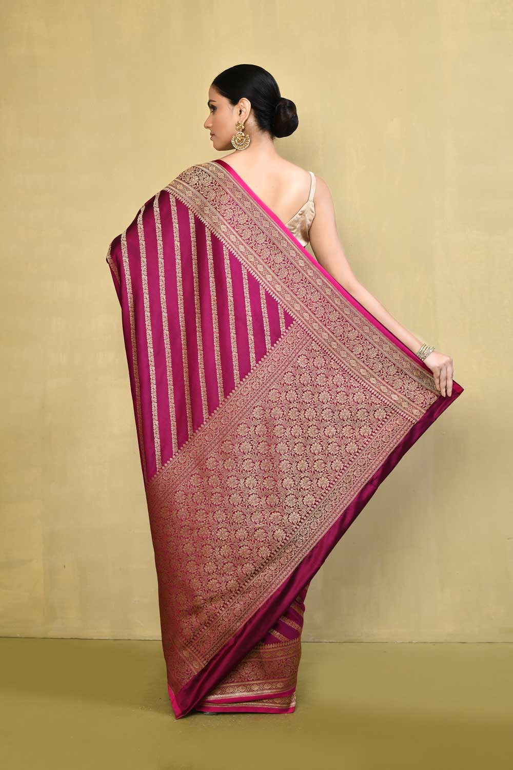 Magenta Pink Banarasi Handloom Saree With Blouse Magenta Pink Banarasi Handloom Saree With Blouse