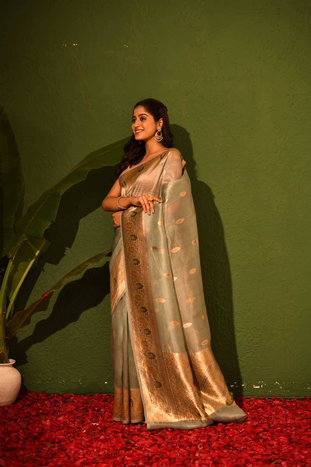 Light Grey Pure Kora Organza Banarasi Handloom Silk Saree With Kadhua Boota And Border In Gold Zari And Meenakari Work Light Grey Pure Kora Organza Banarasi Handloom Silk Saree With Kadhua Boota And Border In Gold Zari And Meenakari Work