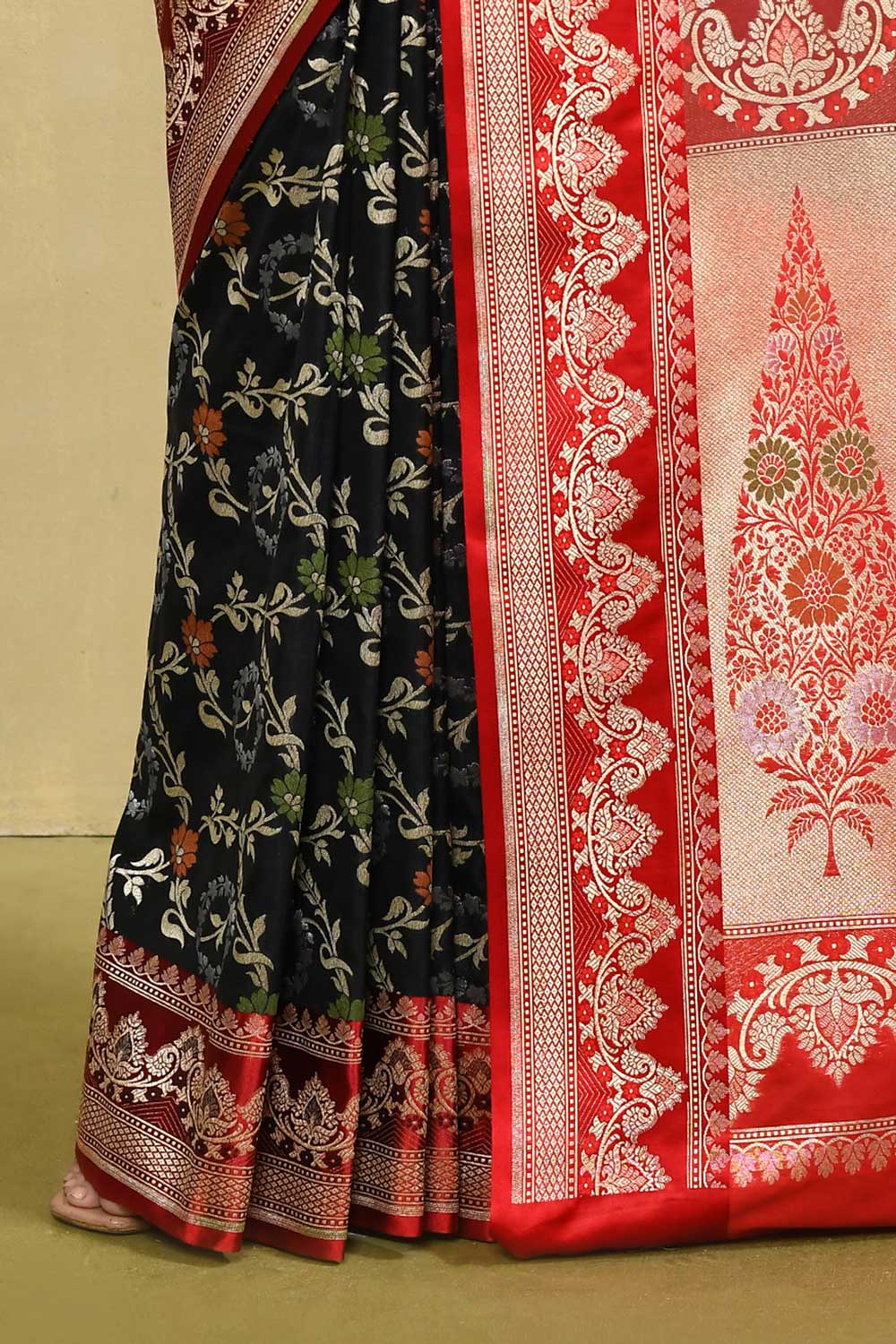 Black - Red Banarasi Handloom Saree with Contrast Meenakari Border Black - Red Banarasi Handloom Saree with Contrast Meenakari Border