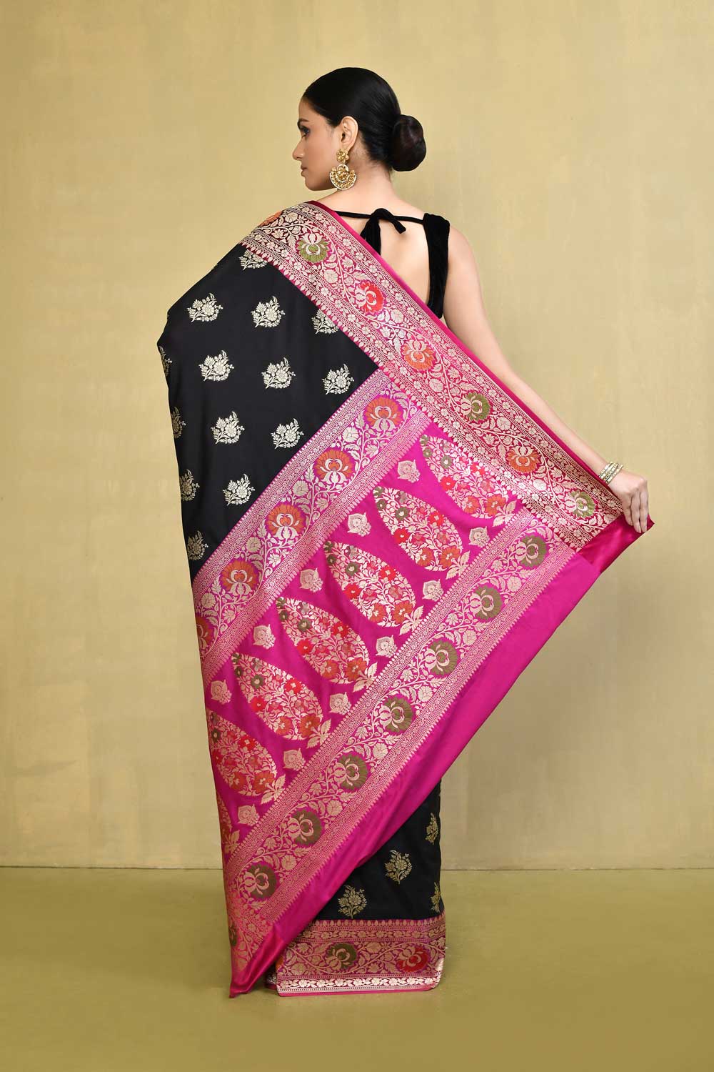 Black - Magenta Banarasi Handloom Saree with Contrast Meenakari Border Black - Magenta Banarasi Handloom Saree with Contrast Meenakari Border