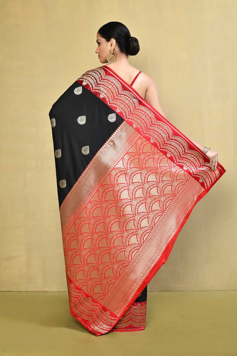 Black And Red Saree With Contrast Scalloped Border Black And Red Saree With Contrast Scalloped Border
