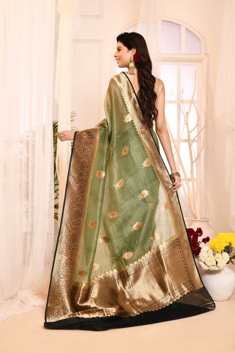 Olive Green Pure Kora Organza Banarasi Handloom Saree With Contrast Border Olive Green Pure Kora Organza Banarasi Handloom Saree With Contrast Border