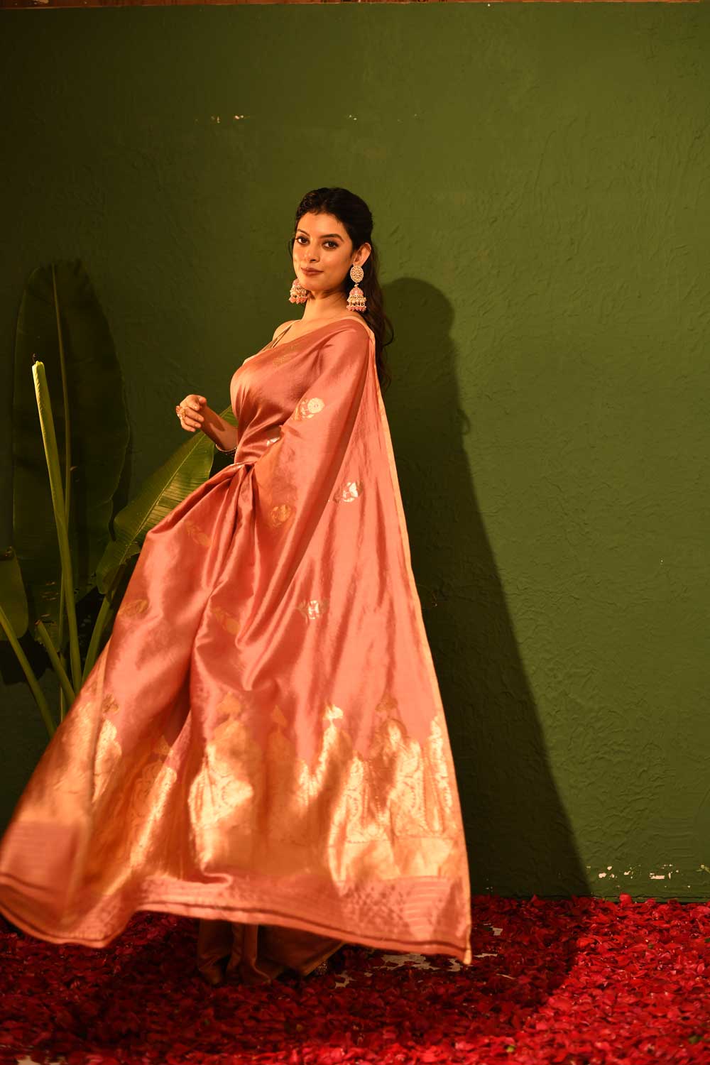 Rose Gold Pink Pure Katan Chiniya Silk Banarasi Handloom Saree With Zari Border Rose Gold Pink Pure Katan Chiniya Silk Banarasi Handloom Saree With Zari Border