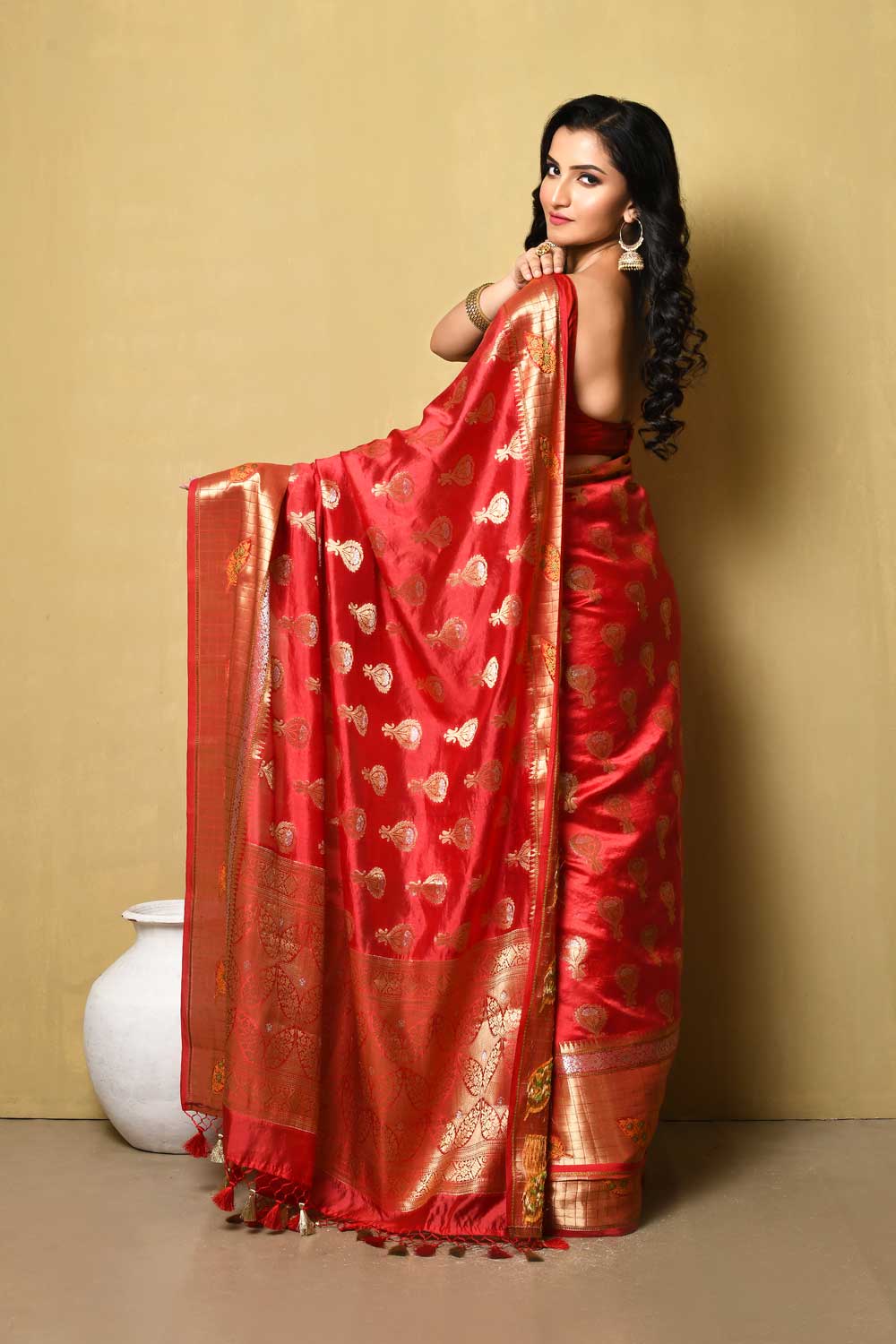 Red Pure Katan Dupion Silk Banarasi Handloom Saree With Ropa-sona Boota And Meenakari Border Red Pure Katan Dupion Silk Banarasi Handloom Saree With Ropa-sona Boota And Meenakari Border