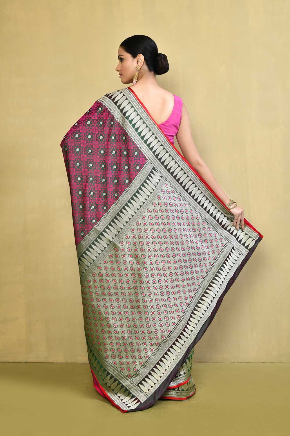Saree With Handowoven Border With Blouse Saree With Handowoven Border With Blouse