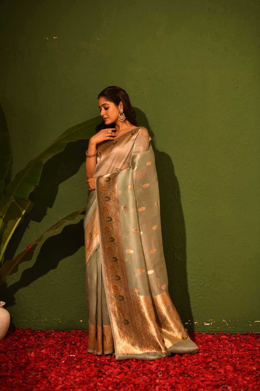 Light Grey Pure Kora Organza Banarasi Handloom Silk Saree With Kadhua Boota And Border In Gold Zari And Meenakari Work Light Grey Pure Kora Organza Banarasi Handloom Silk Saree With Kadhua Boota And Border In Gold Zari And Meenakari Work