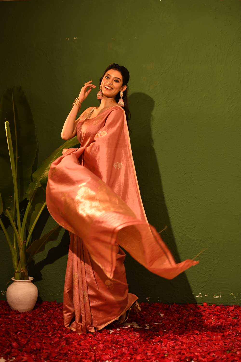 Rose Gold Pink Pure Katan Chiniya Silk Banarasi Handloom Saree With Blouse Rose Gold Pink Pure Katan Chiniya Silk Banarasi Handloom Saree With Blouse
