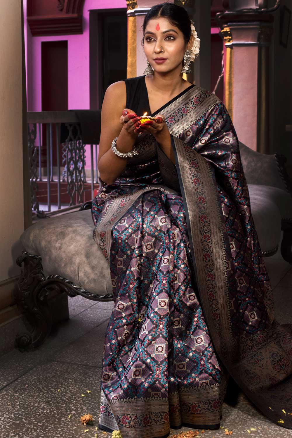 Black Tanchoi Jamawar Banarasi Handloom Saree Black Tanchoi Jamawar Banarasi Handloom Saree