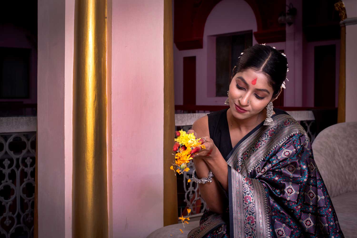 Black Tanchoi Jamawar Banarasi Handloom Saree Black Tanchoi Jamawar Banarasi Handloom Saree