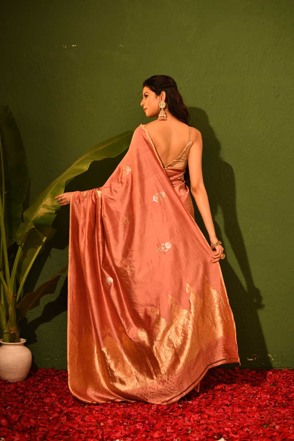 Rose Gold Pink Pure Katan Chiniya Silk Banarasi Saree With Zari Border And Kadhua Ropa Sona Boota Rose Gold Pink Pure Katan Chiniya Silk Banarasi Saree With Zari Border And Kadhua Ropa Sona Boota