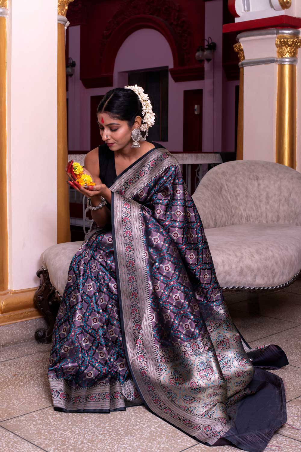 Black Tanchoi Jamawar Banarasi Handloom Saree Black Tanchoi Jamawar Banarasi Handloom Saree