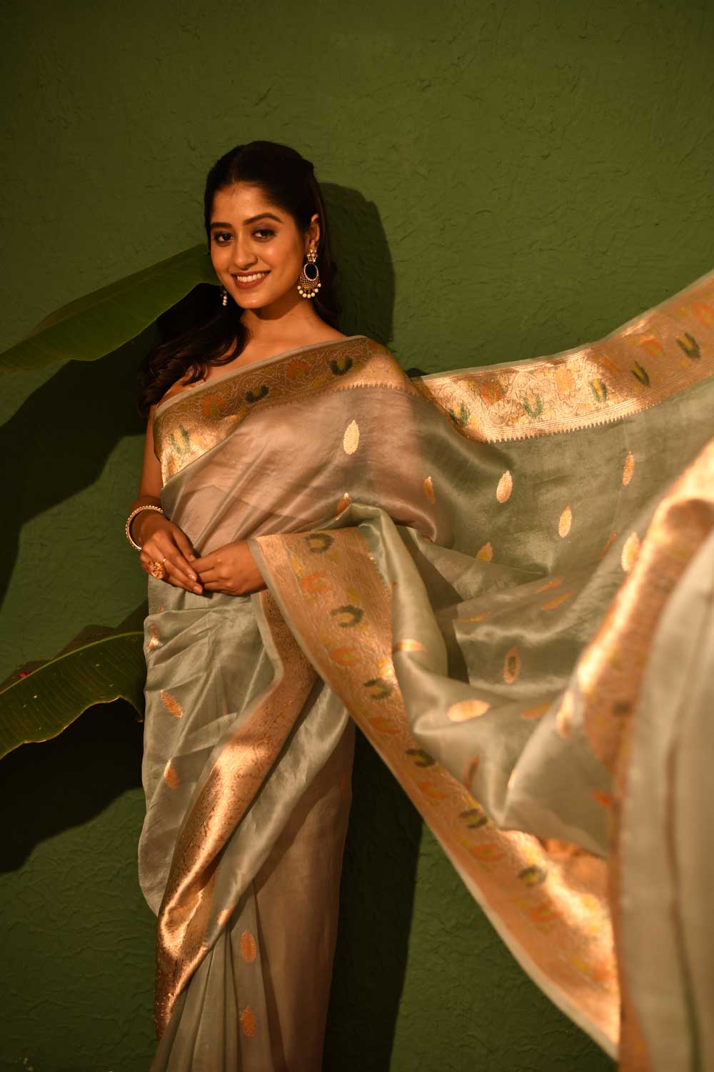 Light Grey Pure Kora Organza Banarasi Handloom Silk Saree With Kadhua Boota And Border In Gold Zari And Meenakari Work Light Grey Pure Kora Organza Banarasi Handloom Silk Saree With Kadhua Boota And Border In Gold Zari And Meenakari Work