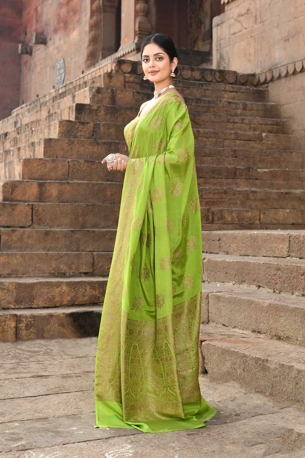 fluorescent Green Pure Crepe Georgette Handloom Silk Saree with blouse fluorescent Green Pure Crepe Georgette Handloom Silk Saree with blouse