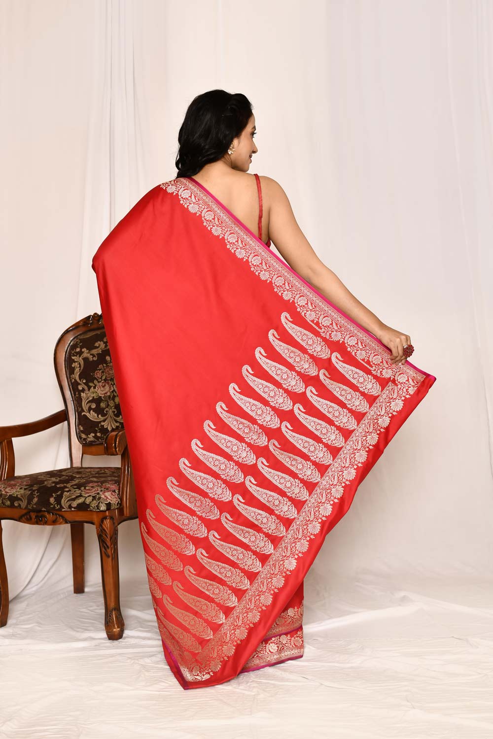 Red Semi katan Mushru Satin Banarasi Handloom Silk Saree Red Semi katan Mushru Satin Banarasi Handloom Silk Saree
