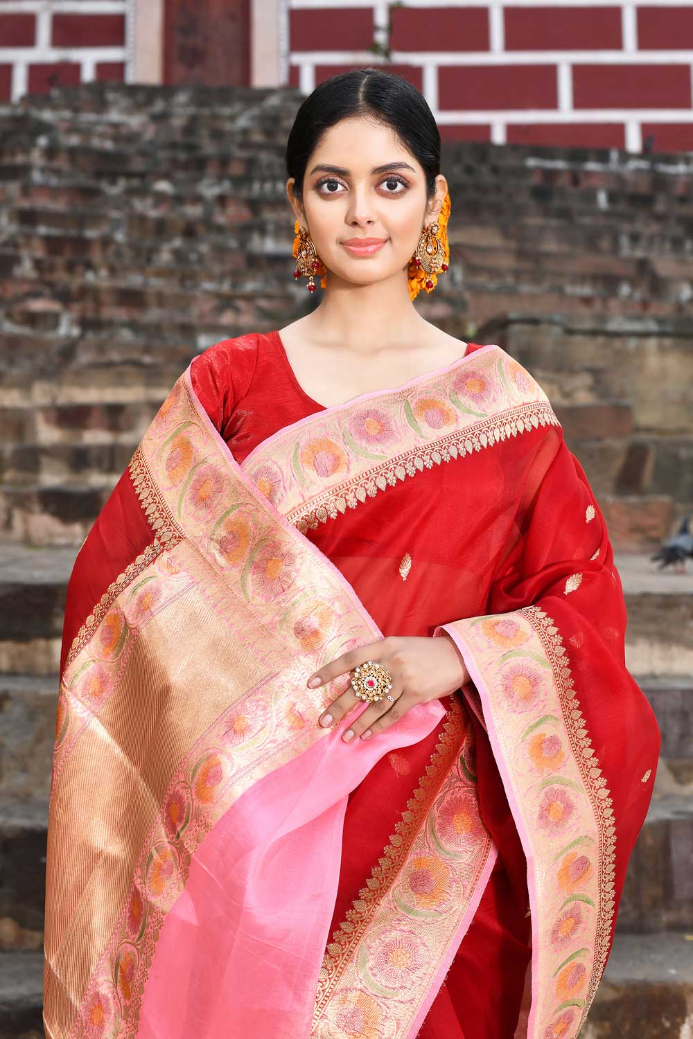 Red Pure Kora Organza Banarasi Handloom Silk Saree With Meenakari Border In Contrast Baby Pink Color Red Pure Kora Organza Banarasi Handloom Silk Saree With Meenakari Border In Contrast Baby Pink Color