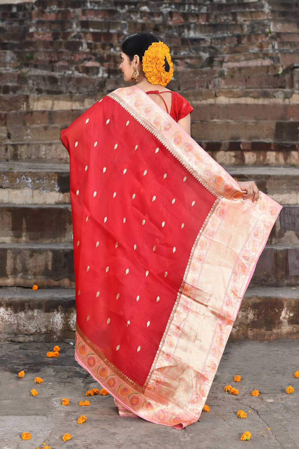 Red Pure Kora Organza Banarasi Handloom Silk Saree With Meenakari Border In Contrast Baby Pink Color Red Pure Kora Organza Banarasi Handloom Silk Saree With Meenakari Border In Contrast Baby Pink Color